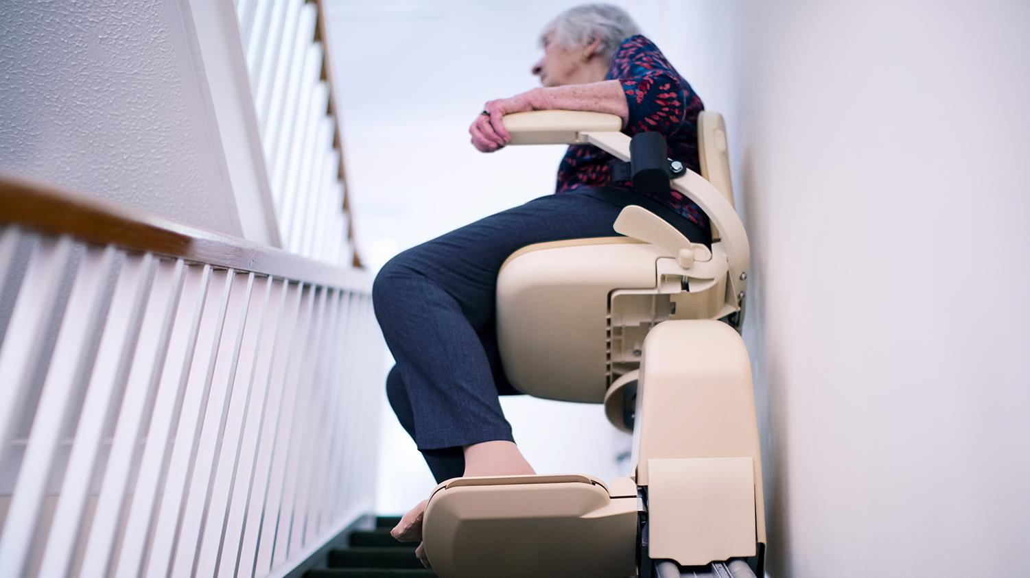 Montascale per anziani e disabili: tipologie e caratteristiche tecniche